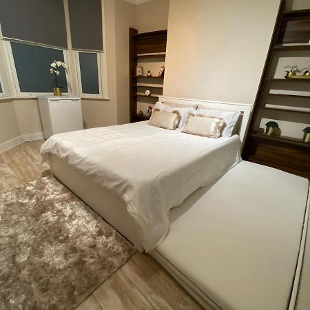 Private Rooms In Excellent Family House ,Zone 2 Londres Exterior foto