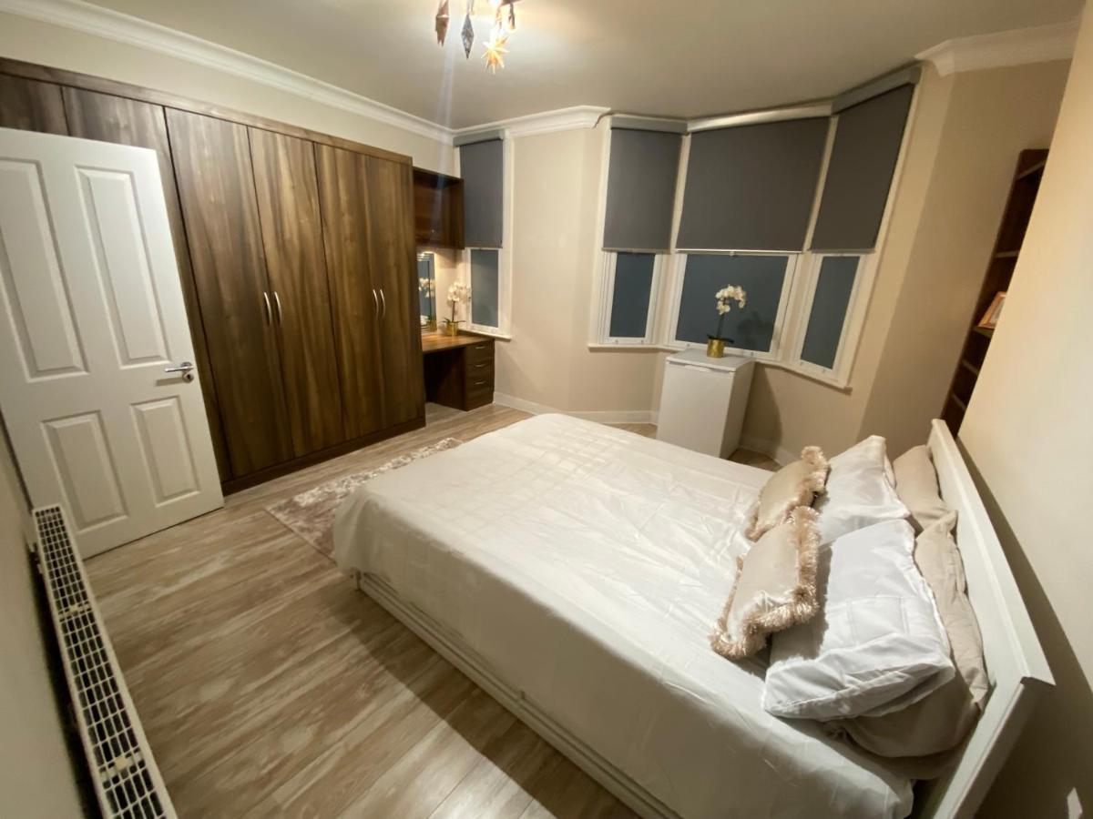 Private Rooms In Excellent Family House ,Zone 2 Londres Exterior foto