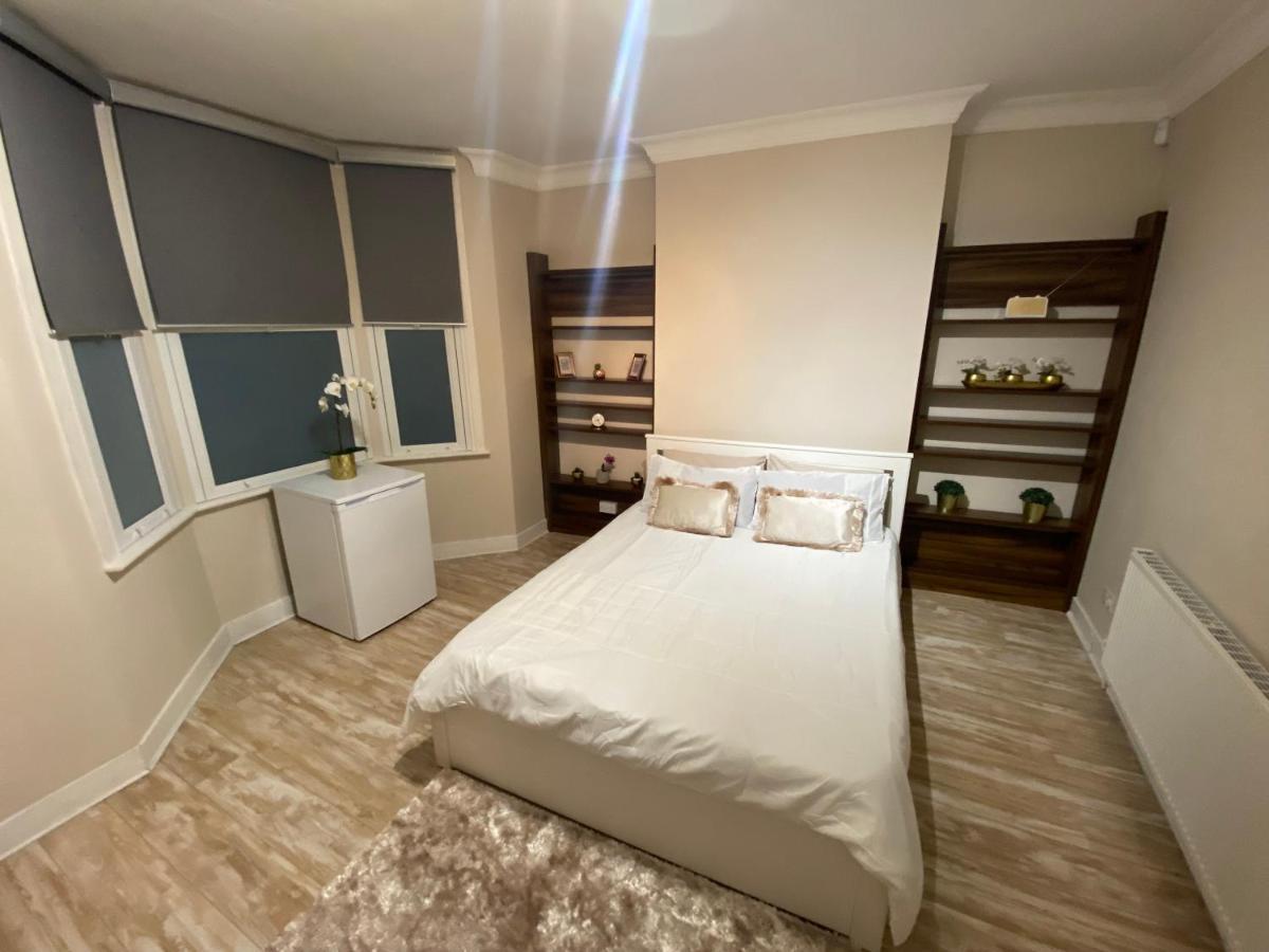 Private Rooms In Excellent Family House ,Zone 2 Londres Exterior foto