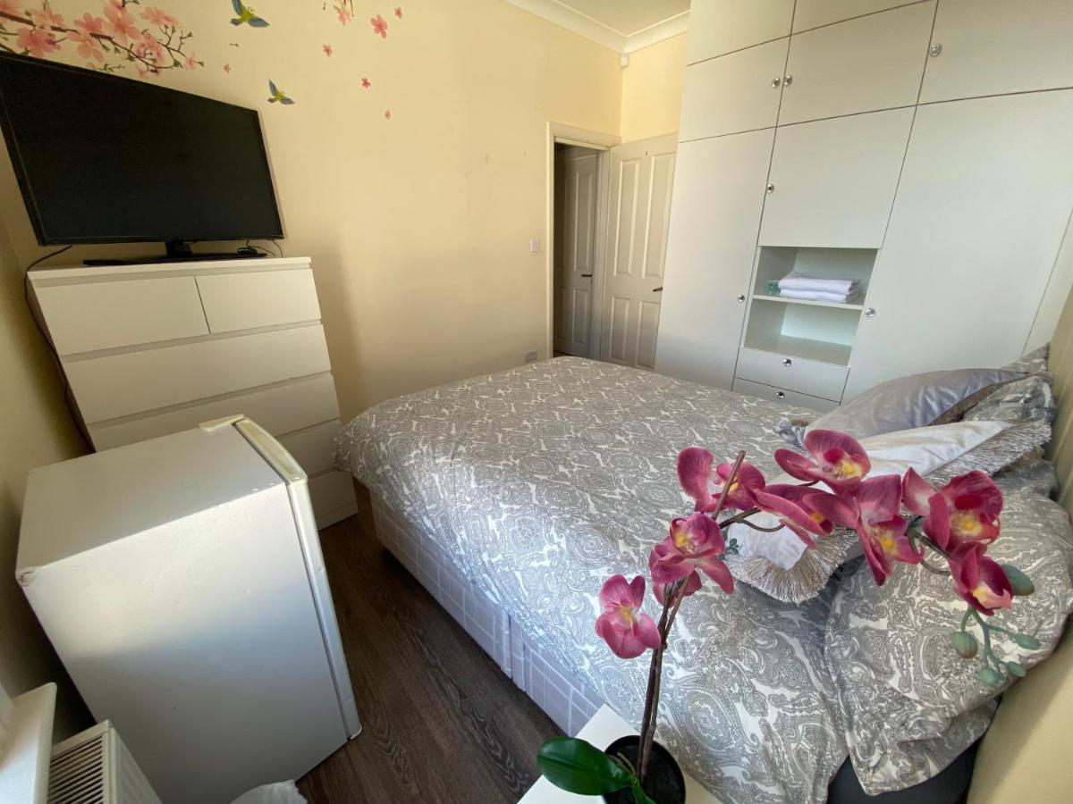 Private Rooms In Excellent Family House ,Zone 2 Londres Exterior foto
